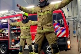 Dansende brandweer in Akersloot waarschuwt: 'Houd afstand!'