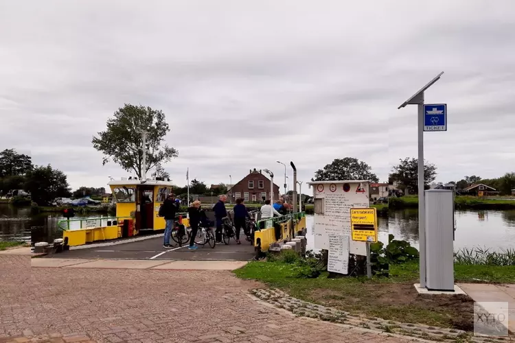 Voetgangers en (brom)fietsers kopen eerst een kaartje bij de nieuwe kaartautomaat bij het pontje Akersloot