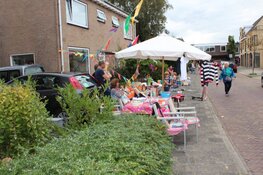 De Henri Schuytstraat in Castricum viert Burendag met een rommelmarkt.
