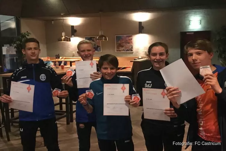 Nieuwe gediplomeerde pupillenscheidsrechters bij FC Castricum