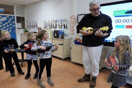 Ukelele les op buitenschoolse opvang Helmgras
