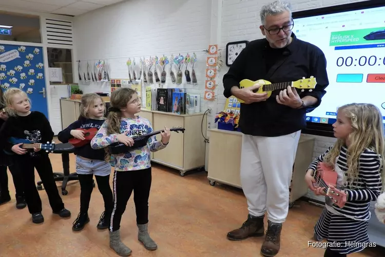 Ukelele les op buitenschoolse opvang Helmgras