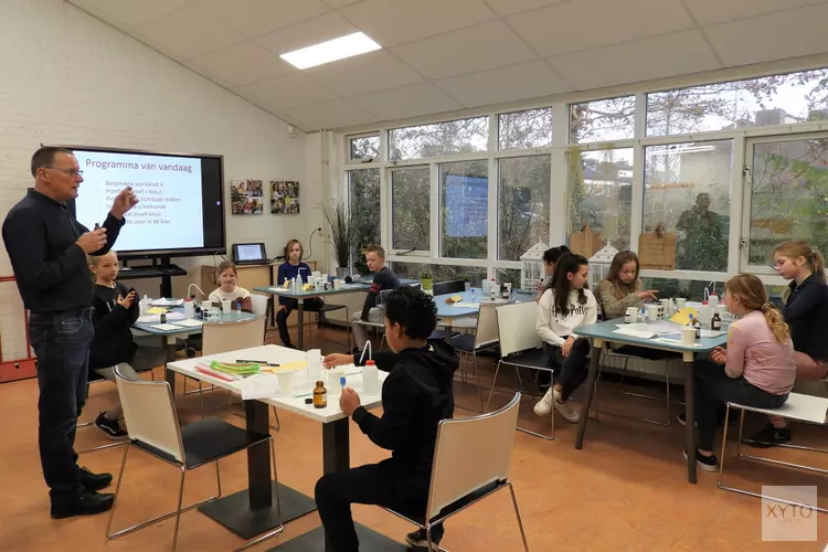 Leerlingen Helmgras maken eigen DNA zichtbaar