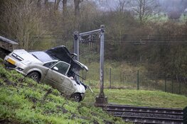 Auto crasht bij spoor Castricum, treinverkeer plat