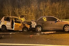 Autobrand na ongeluk met tien auto&#39;s op A9. Tot in de middag twee rijstroken dicht