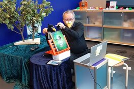 Wethouder Ron de Haan leest online voor