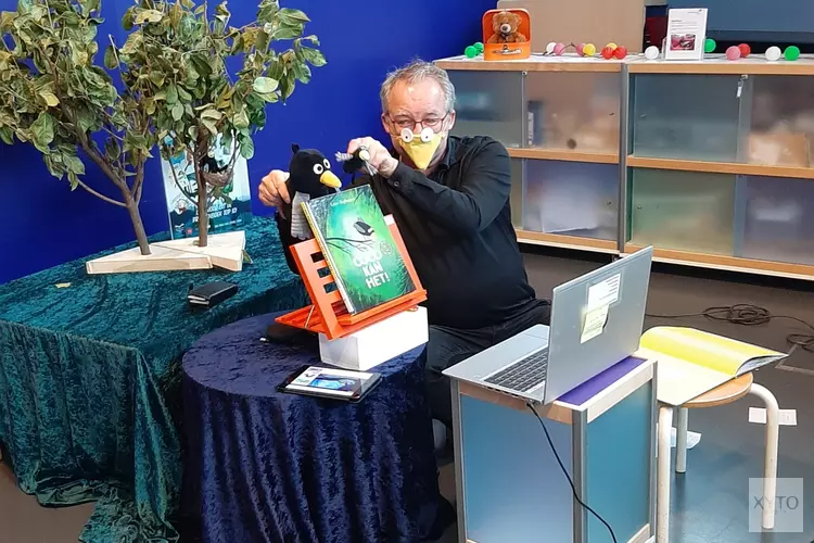Wethouder Ron de Haan leest online voor