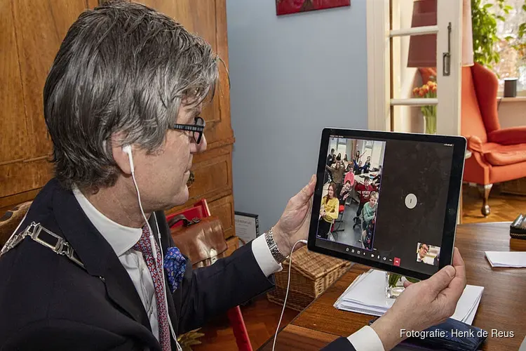 Burgemeester Toon Mans &#39;bezoekt&#39; groep 8 Helmgras