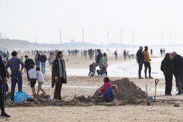 Drukte op het strand in Castricum