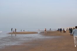 Drukte op het strand in Castricum