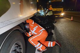 Auto rijdt achter op trailer op A9, bestuurder met schrik vrij