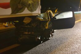 Auto rijdt achter op trailer op A9, bestuurder met schrik vrij
