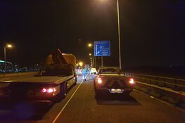 Auto rijdt achter op trailer op A9, bestuurder met schrik vrij