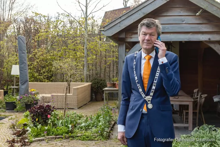 Lintjesregen in Castricum met belronde en oranje tompoucen