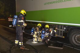 Koeling van trailer vrachtwagen in de brand langs de A9