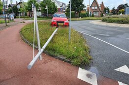 Stuurfout op rotonde in Castricum, bestuurder aangehouden