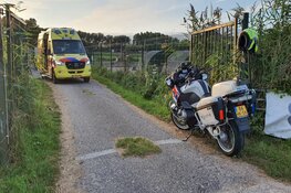 Voertuig Rijkswaterstaat te water in Akersloot