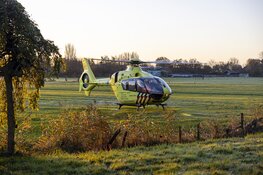 Hoogwerker breekt los van wagen en raakt fietser in Uitgeest