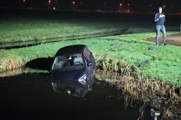 Automobiliste in Limmen uit auto gehaald door buurtbewoonster