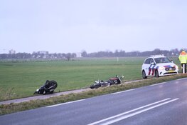 Twee scooterrijders botsen in Castricum