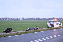 Twee scooterrijders botsen in Castricum