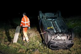 Auto over de kop, bestuurder komt met de schrik vrij
