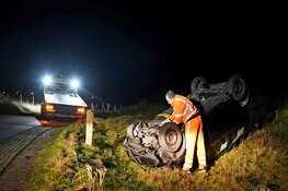 Auto over de kop, bestuurder komt met de schrik vrij