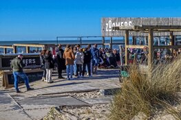 Zonovergoten dag zorgt voor drukte aan strand