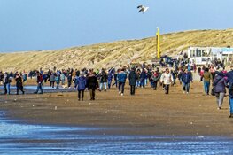 Zonovergoten dag zorgt voor drukte aan strand