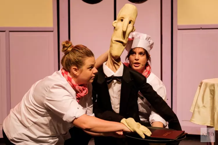 Een ober van Niks in Theater Koningsduyn op zondag 3 april 2022
