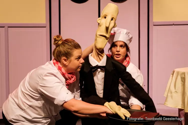 Een ober van Niks in Theater Koningsduyn  zondag  3 april 2022