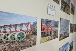 Burgemeester maakt handen vuil aan opening PRUT expositie bij Museum BroekerVeiling