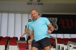 Traplopers AZ-stadion halen bijna 80.000 euro op voor Spieren voor Spieren. XYTO Media-redacteur loopt mee: "Pittig zwaar"