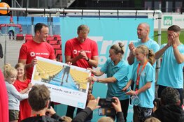 Traplopers AZ-stadion halen bijna 80.000 euro op voor Spieren voor Spieren. XYTO Media-redacteur loopt mee: "Pittig zwaar"