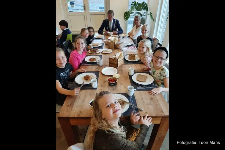 Leerlingen De Kustlijn ontbijten met burgemeester Mans