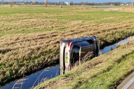 Auto te water langs N203 bij Castricum