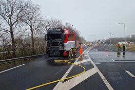 Vrachtwagen vliegt in brand op N203 bij Uitgeest