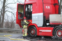 Vrachtwagen vliegt in brand op N203 bij Uitgeest