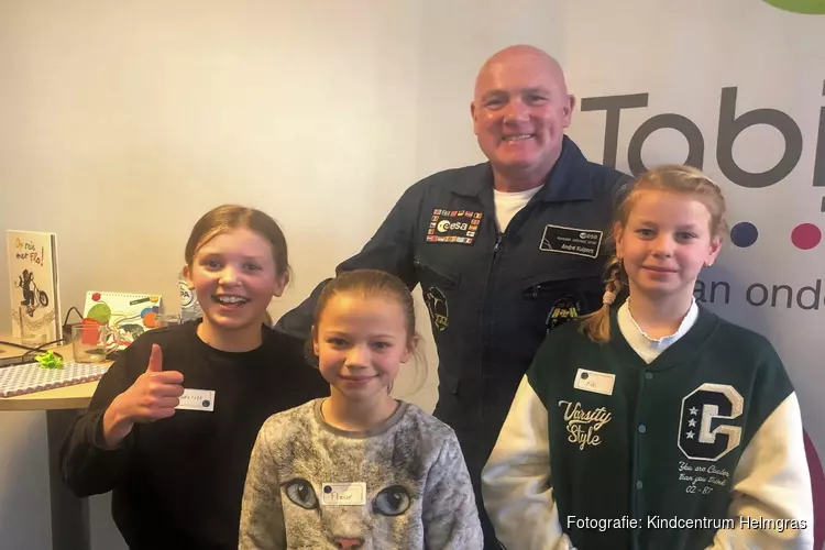 André Kuipers in gesprek met leerlingen van kindcentrum Helmgras