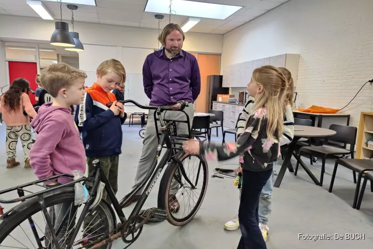 Wethouder op bezoek bij Cunera/lesmodule fietsen maken
