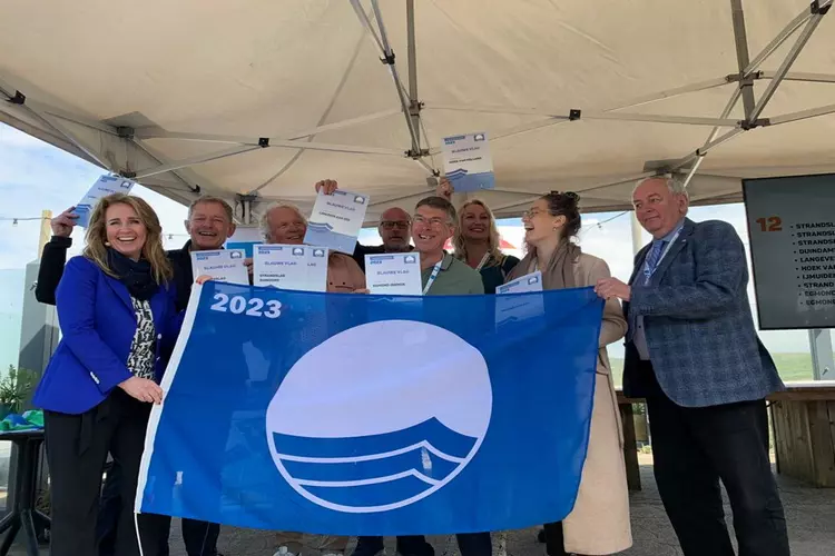 Helga van Leur reikt Blauwe vlag uit aan strand Castricum