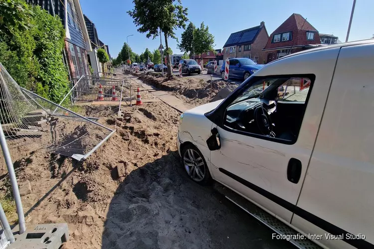 Automobilist raakt van de weg in Limmen