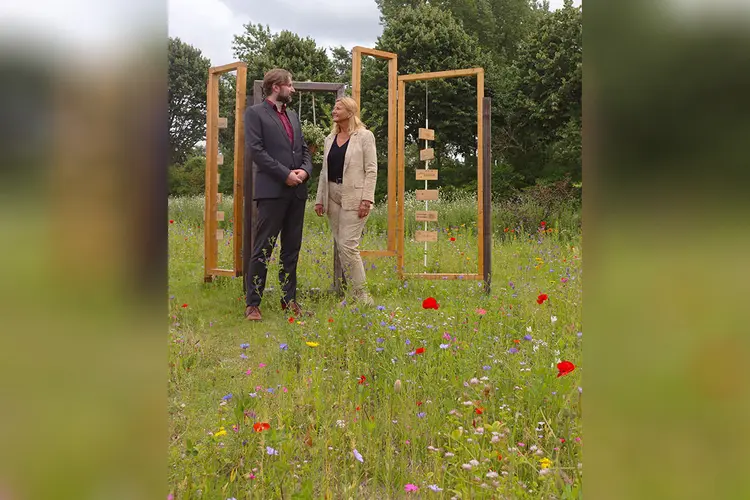 Uniek asverstrooiings-bloemenveld met herdenkingscarrousel op begraafplaats Onderlangs