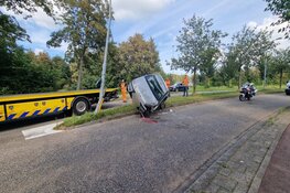 Automobilist ondersteboven bij ongeluk in Castricum