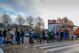 Drukte bij oliebollenkraam Castricum