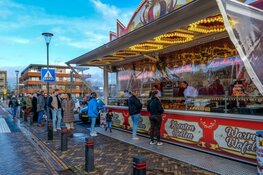 Drukte bij oliebollenkraam Castricum