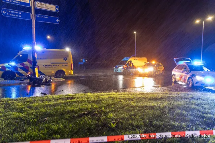 Scooterrijder komt hard ten val in Uitgeest en raakt zwaargewond