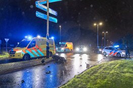 Scooterrijder komt hard ten val in Uitgeest en raakt zwaargewond