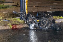 Scooterrijder komt hard ten val in Uitgeest en raakt zwaargewond