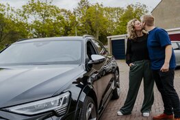 Mike en Lizzy uit Castricum winnen Audi SQ8 e-tron Quattro bij de Postcode Loterij